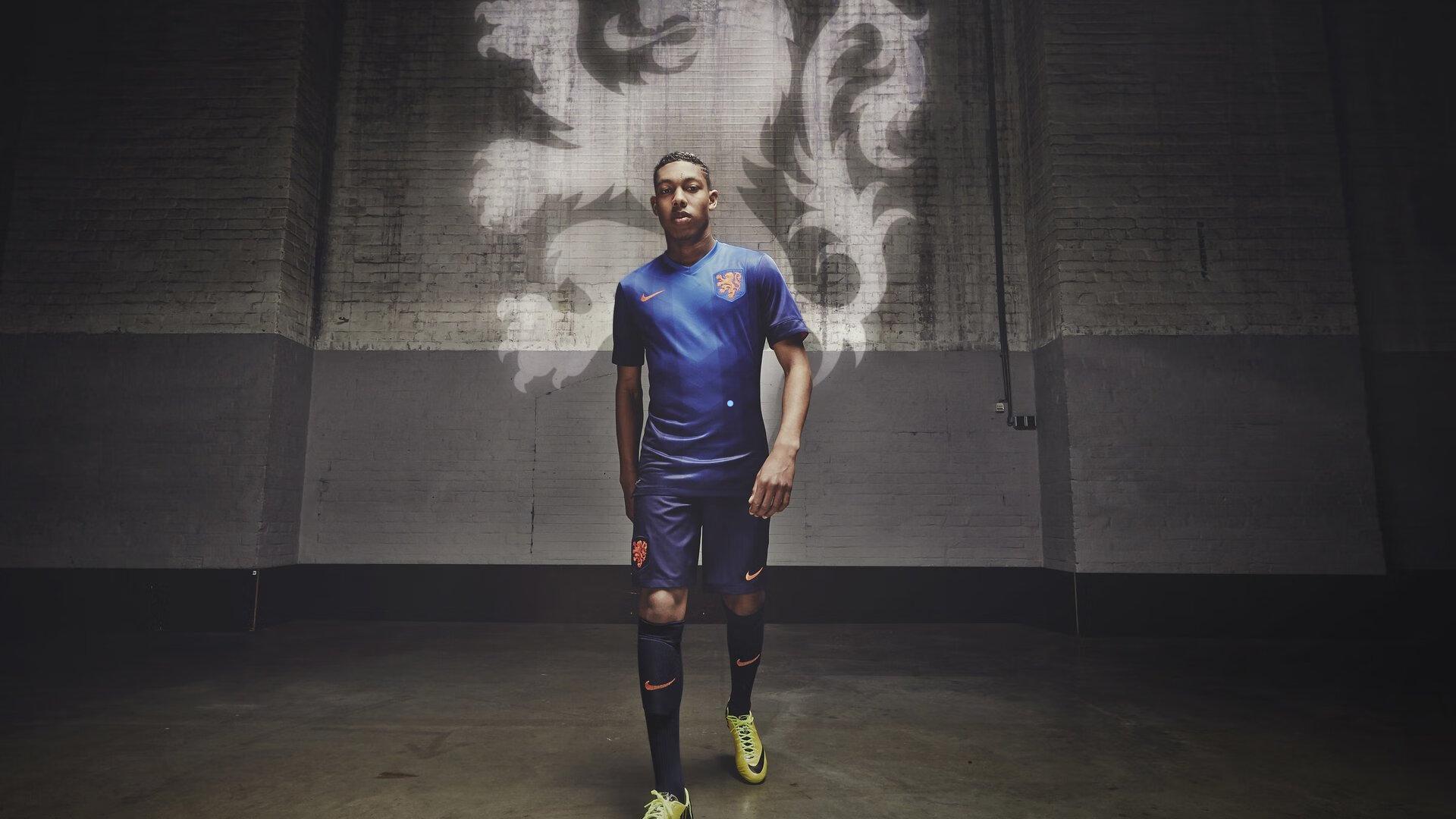 梅赛德斯奔驰F1车队2026赛季全新赛服正式亮相，创新设计引领风潮