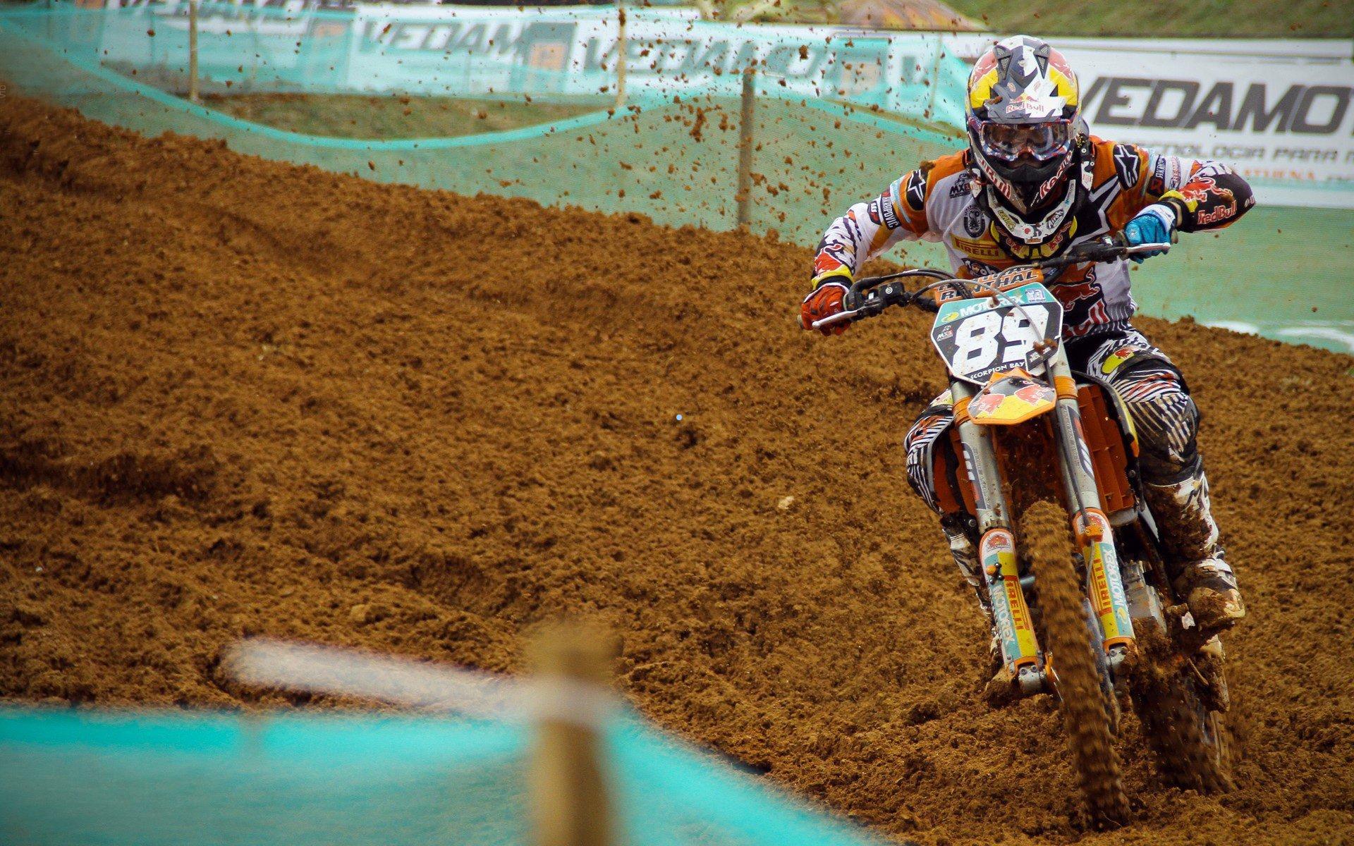 巴克利电视评论引爆篮坛风波，直言乔丹管理能力不足导致二十年友谊终结